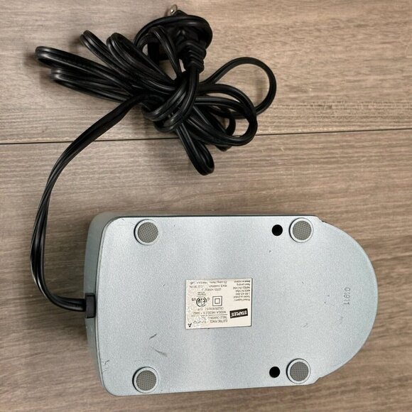 Staples Electric Pencil Sharpener Silver Model #34462 - Tested Works! - Picture 6 of 8